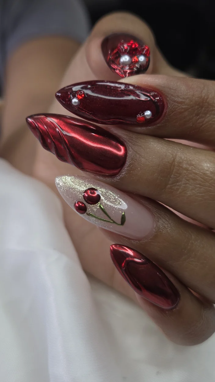 Diseño de uñas en tonos vino y dorado. Trabajo de Nails Spa by Ela.