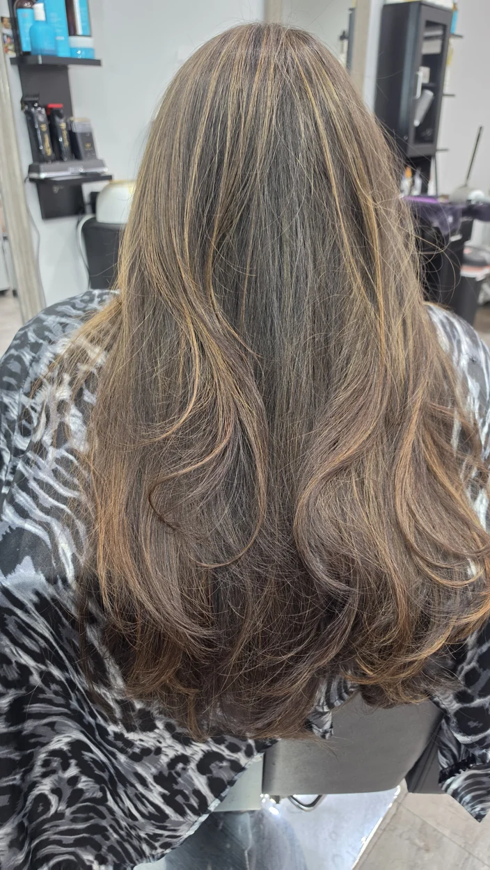 Trabajo de color en cabello largo. Trabajo de Nails Spa by Ela.