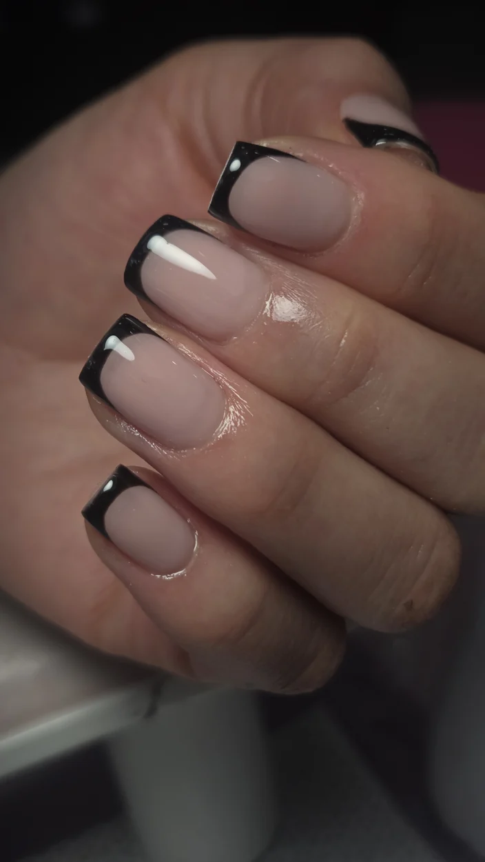 Diseño natural con detalles negros. Trabajo de Nails Spa by Ela.
