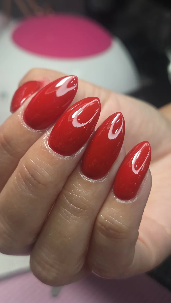 Manicure roja de acabado brillante. Trabajo de Nails Spa by Ela.